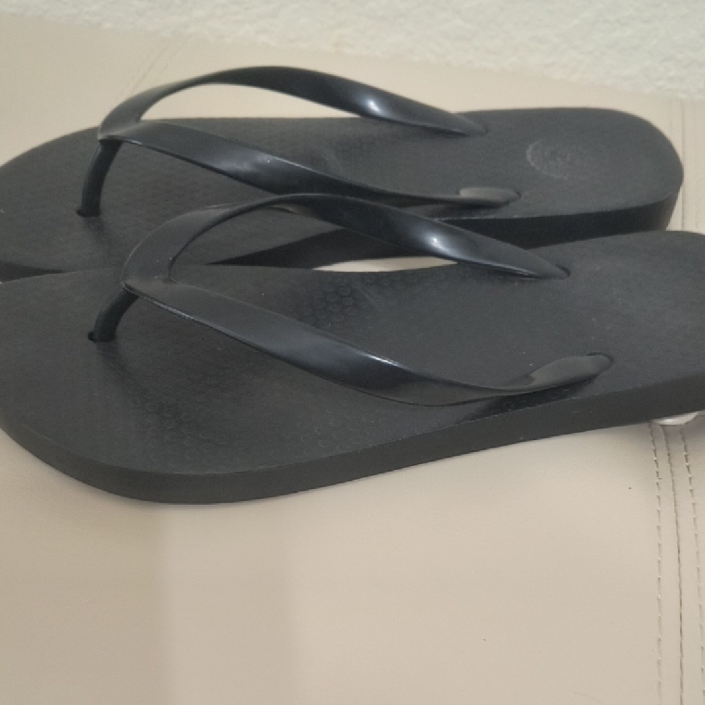 Black Flip-Flops